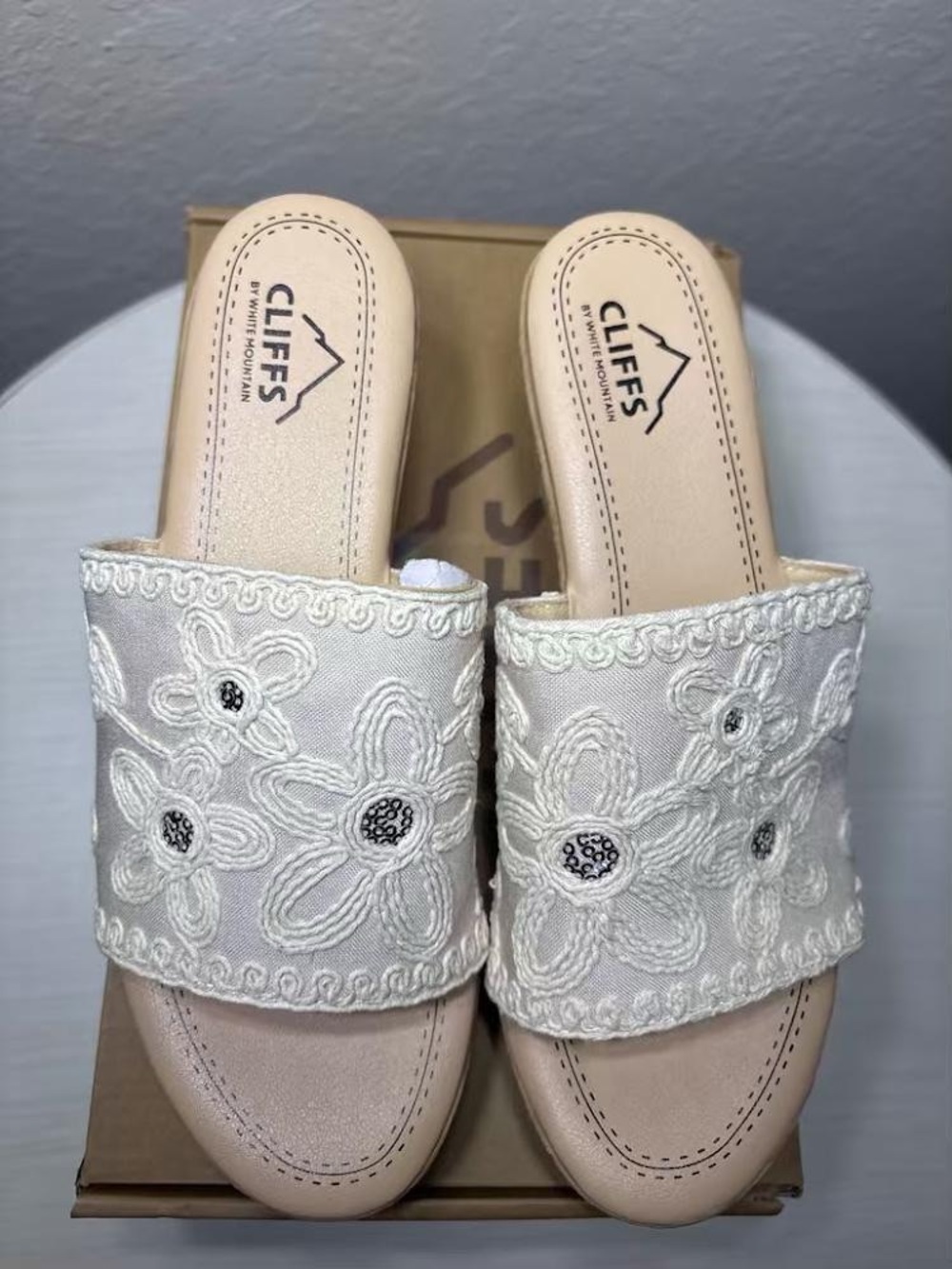 Cliffs by WHITE MOUNTAIN “Biancia" Wedge Sandal floral embroidered 7.5 NIB - Picture 6 of 8